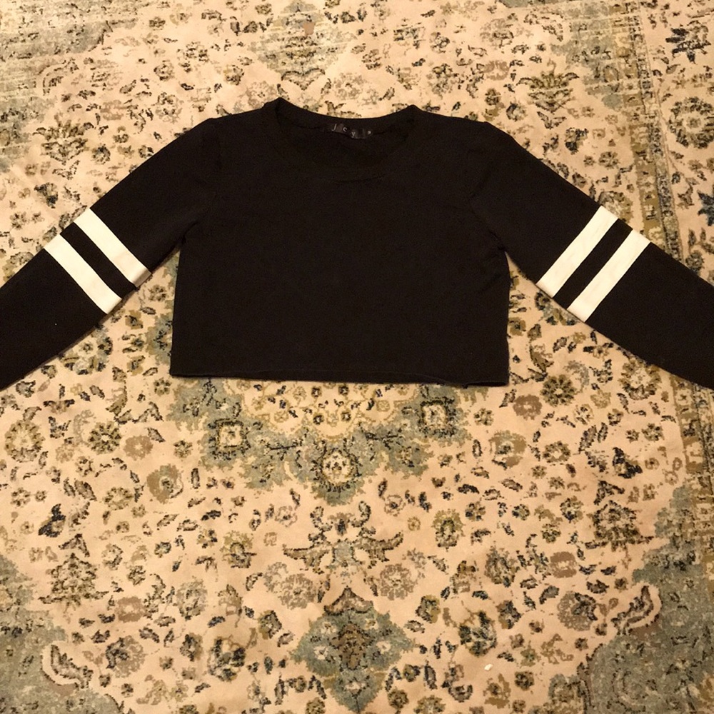 joeoy cropped black sweater white sleeve detail